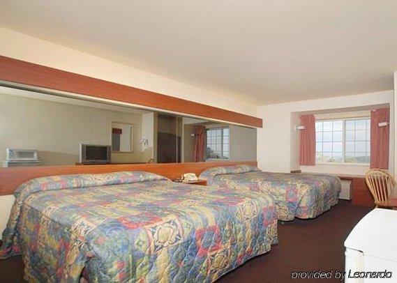 Econo Lodge Inn & Suites St. Clairsville Room photo