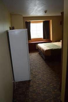 Econo Lodge Inn & Suites St. Clairsville Exterior photo