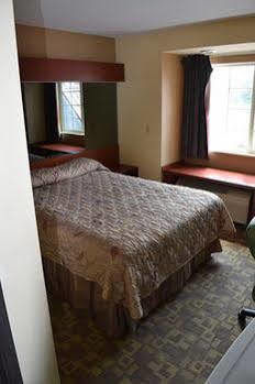 Econo Lodge Inn & Suites St. Clairsville Exterior photo