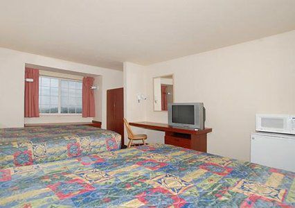 Econo Lodge Inn & Suites St. Clairsville Room photo