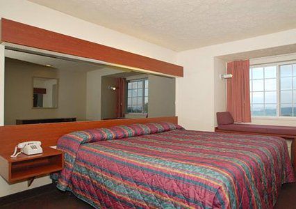Econo Lodge Inn & Suites St. Clairsville Room photo