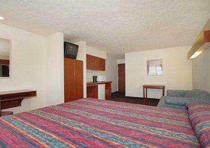 Econo Lodge Inn & Suites St. Clairsville Room photo