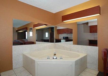 Econo Lodge Inn & Suites St. Clairsville Room photo